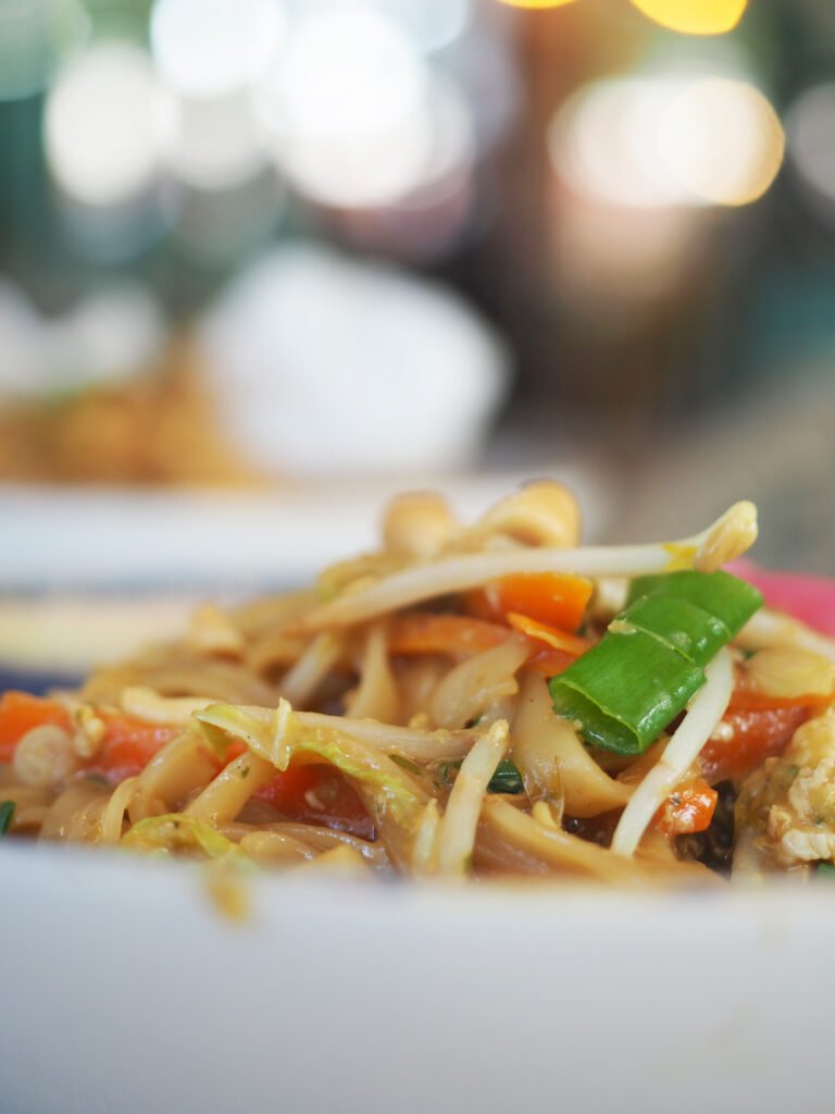 NOODLES DE ARROZ CON POLLO, VERDURAS, Y LECHE DE COCO