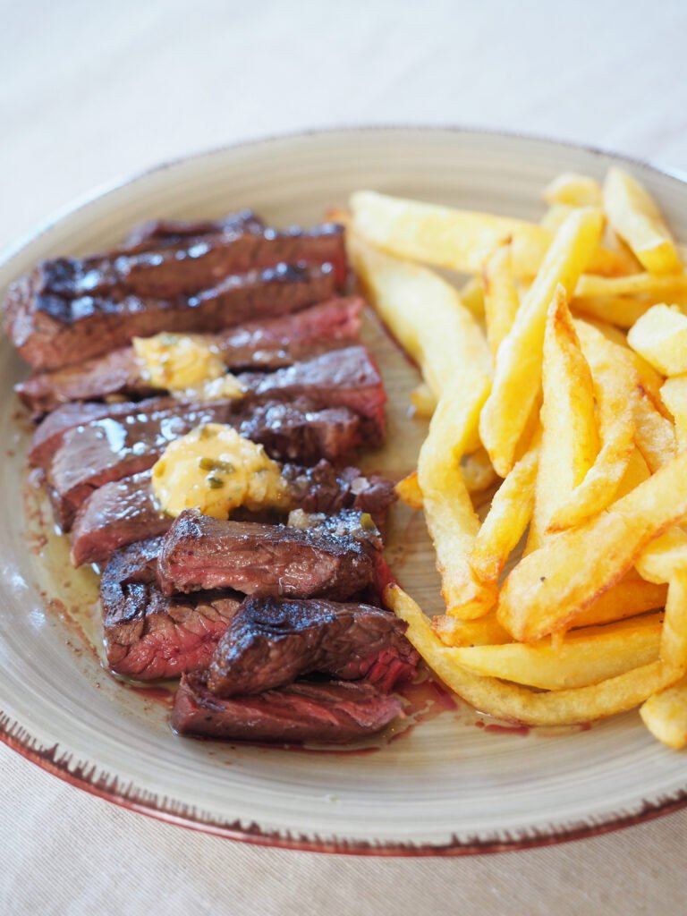 ENTRAÑA DE TERNERA A LA BRASA CON PATATAS FRITAS Y MANTEQUILLA FUNDIDA CAFE DE PARIS