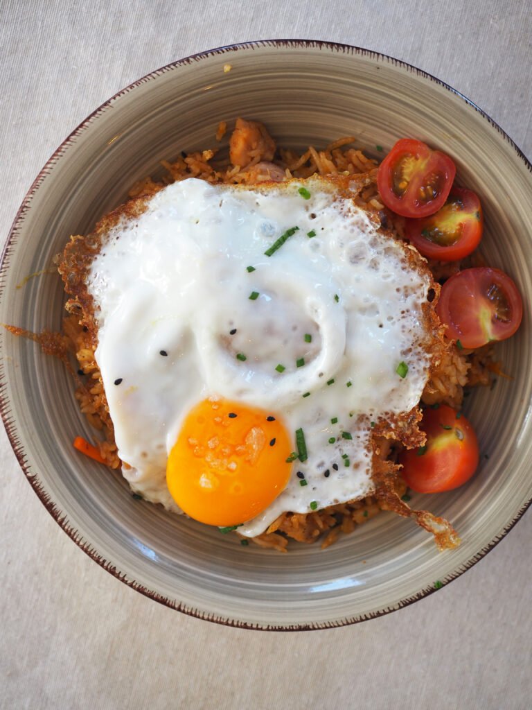 NASI GORENG / ARROZ BASMATI SALTEADO CON POLLO, VERDURAS Y HUEVO FRITO
