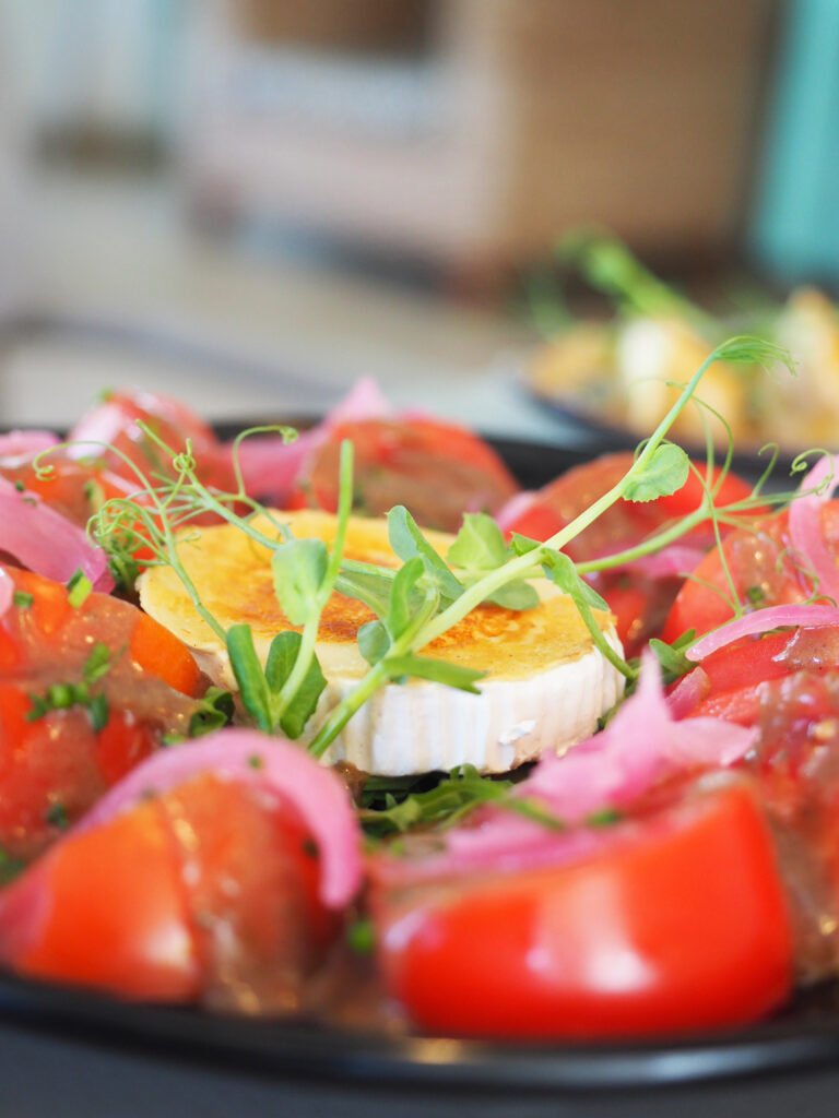 ENSALADA DE TOMATE JUNCO DE LOREDO CON MELOCOTÓN ASADO, QUESO DE CABRA FUNDIDO Y VINAGRETA DE TAMARINDO